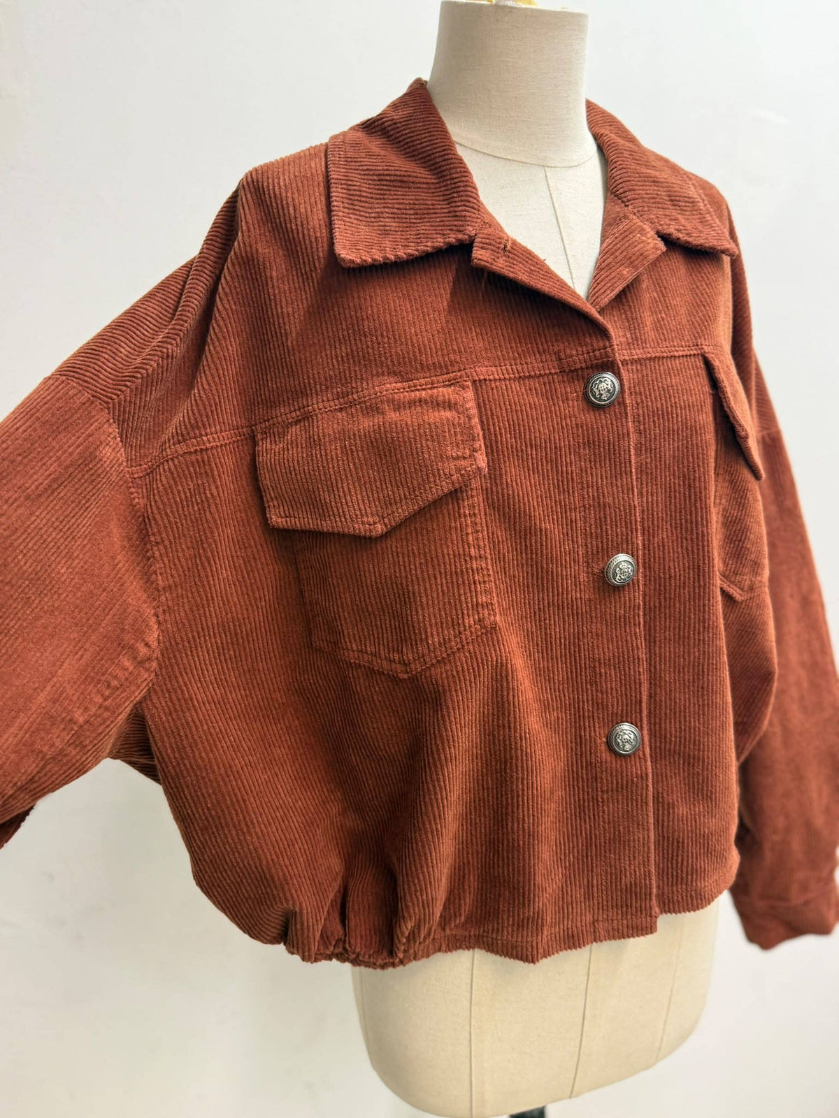 Kurze Jacke aus Cord mit weitem Kragen