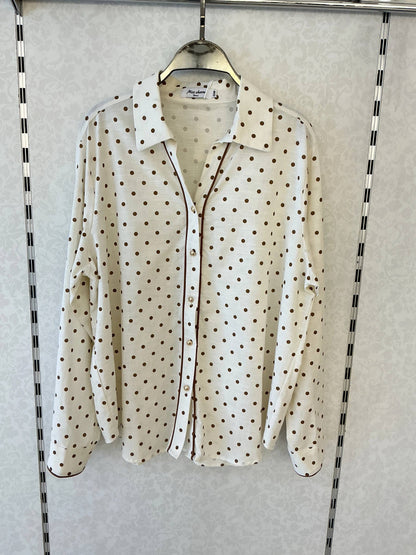 Fließende, gepunktete Bluse – Zeitlose Eleganz