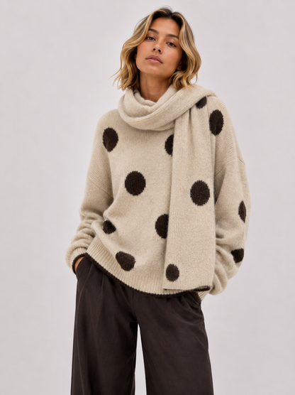 Strickpullover mit passendem Schal – Gepunktete Kollektion