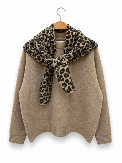 Pullover aus weichem Strick mit integriertem Leoparden-Schal