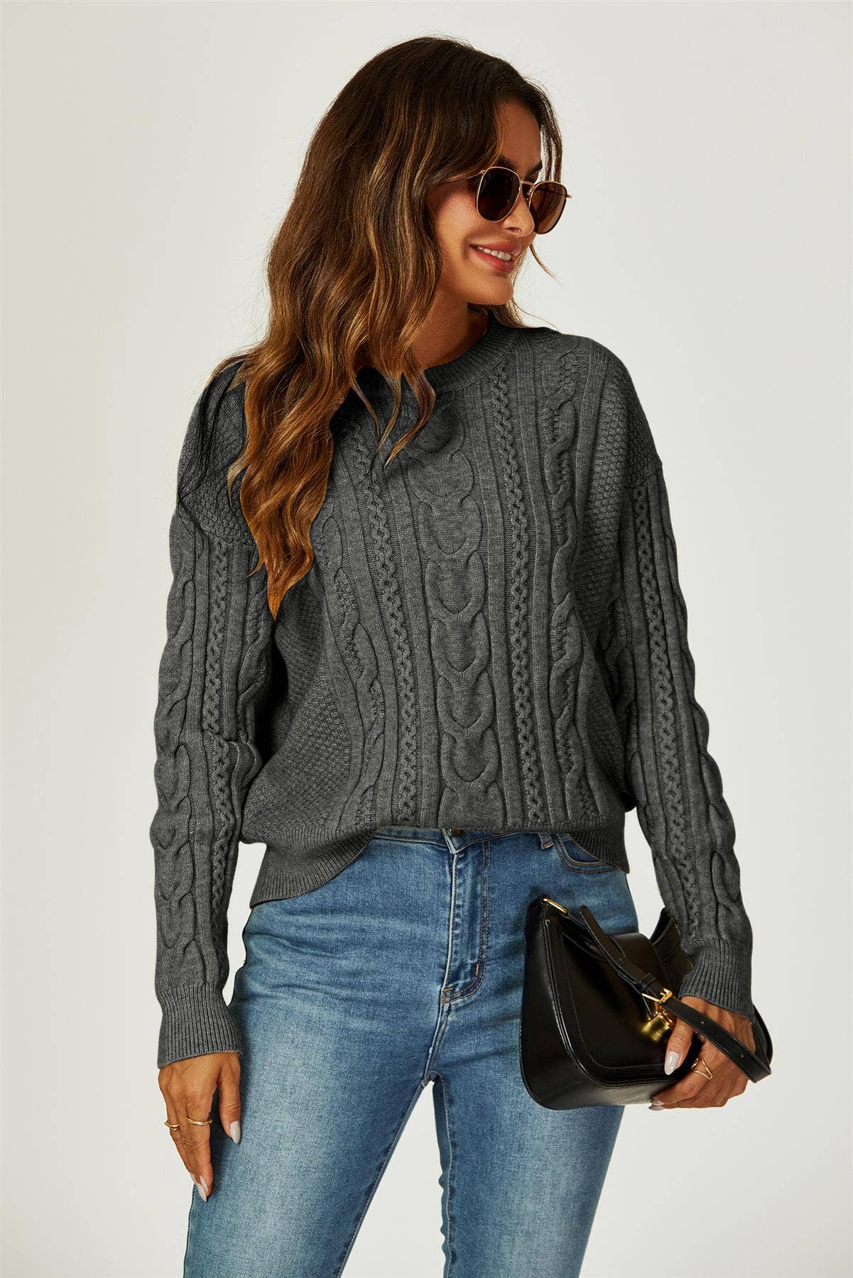 Dunkelgrauer Pullover mit Zopfmuster und Rundhalsausschnitt