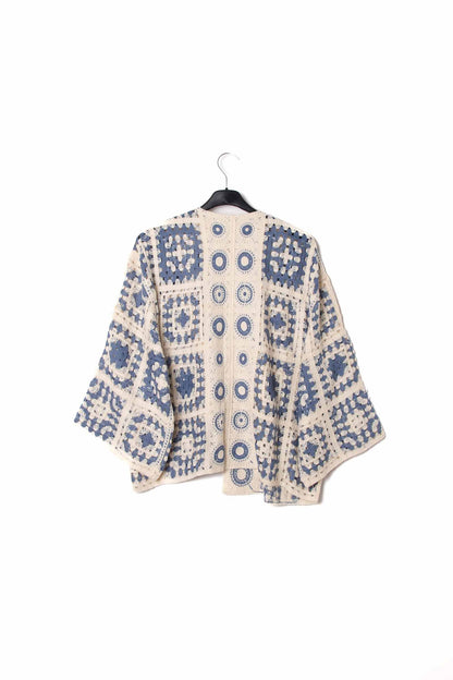 Kurze Boho-Häkelstrickjacke Carigan