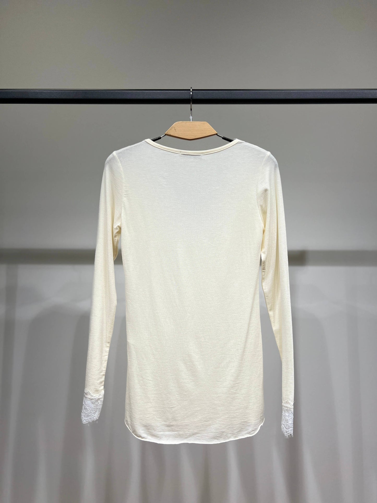 Leichtes V-Ausschnitt Langarmshirt mit Spitze 15% Kaschmir