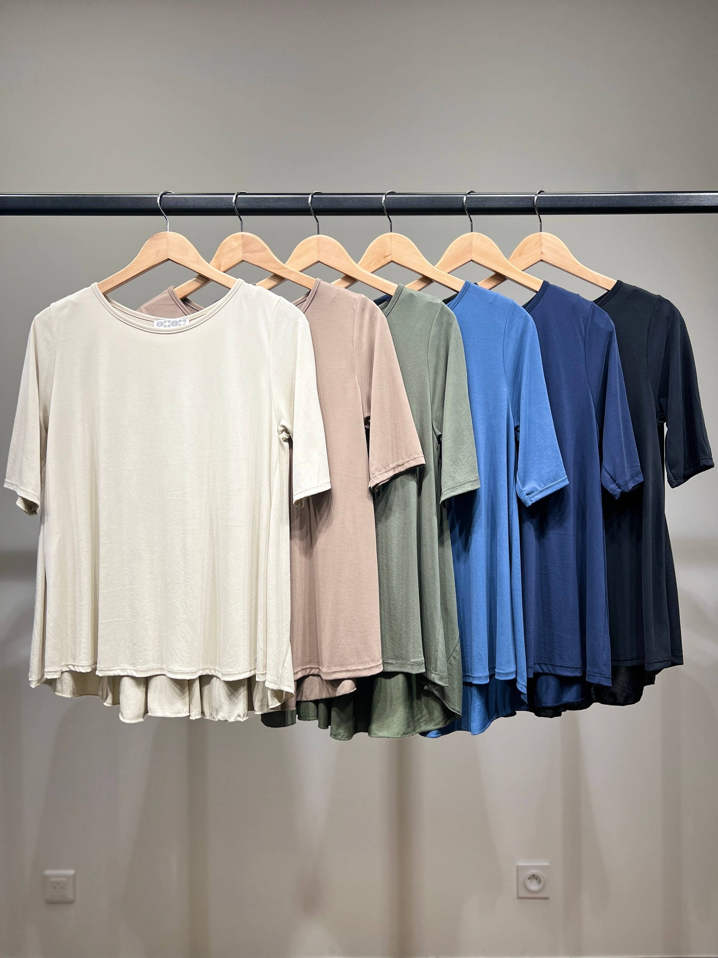 Fließendes T-Shirt mit Glockenärmel aus Viskose-Polyester