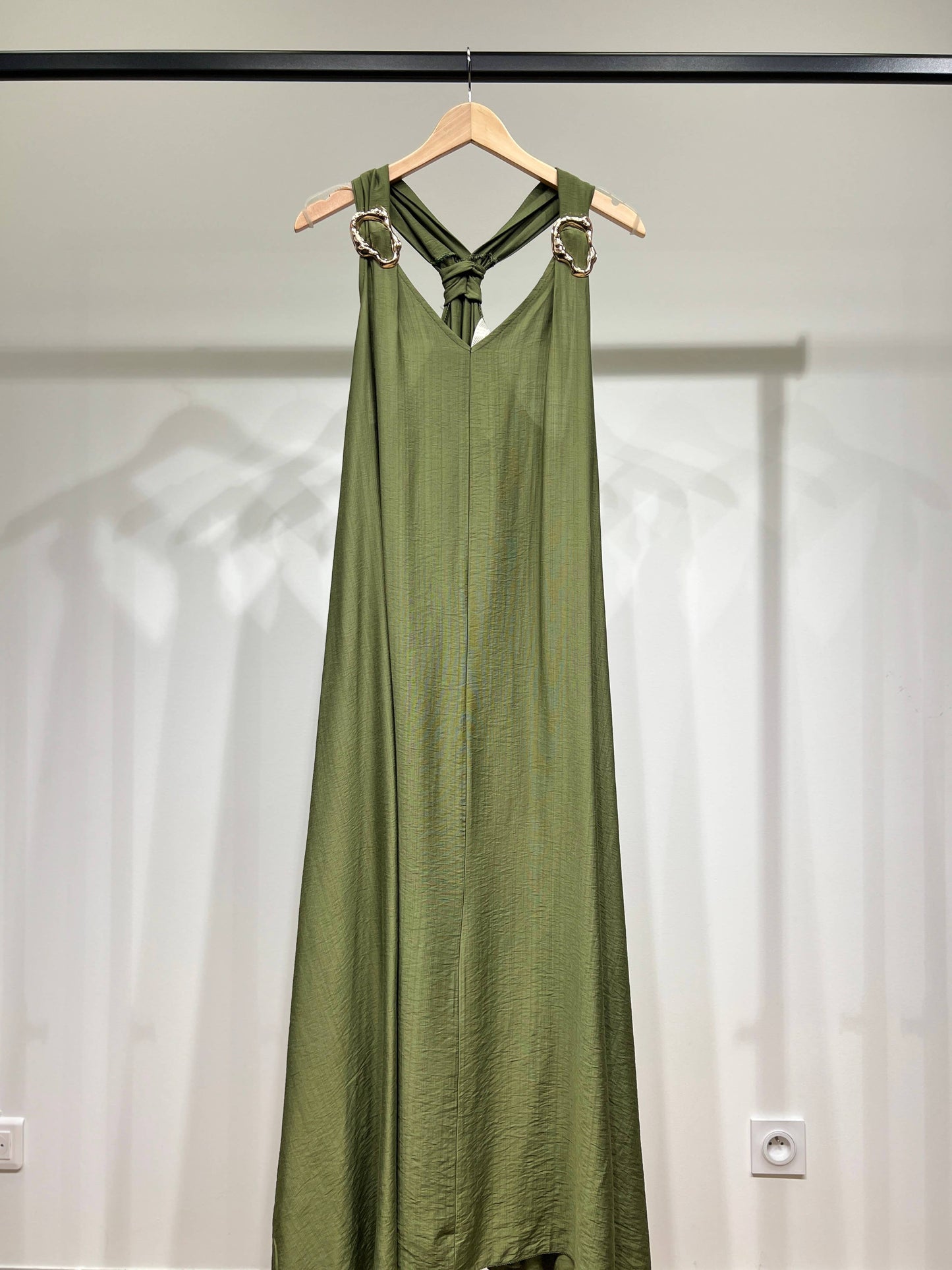Trägerkleid mit goldener dekorativer Schnalle