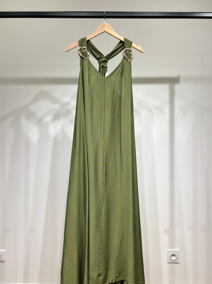 Trägerkleid mit goldener dekorativer Schnalle