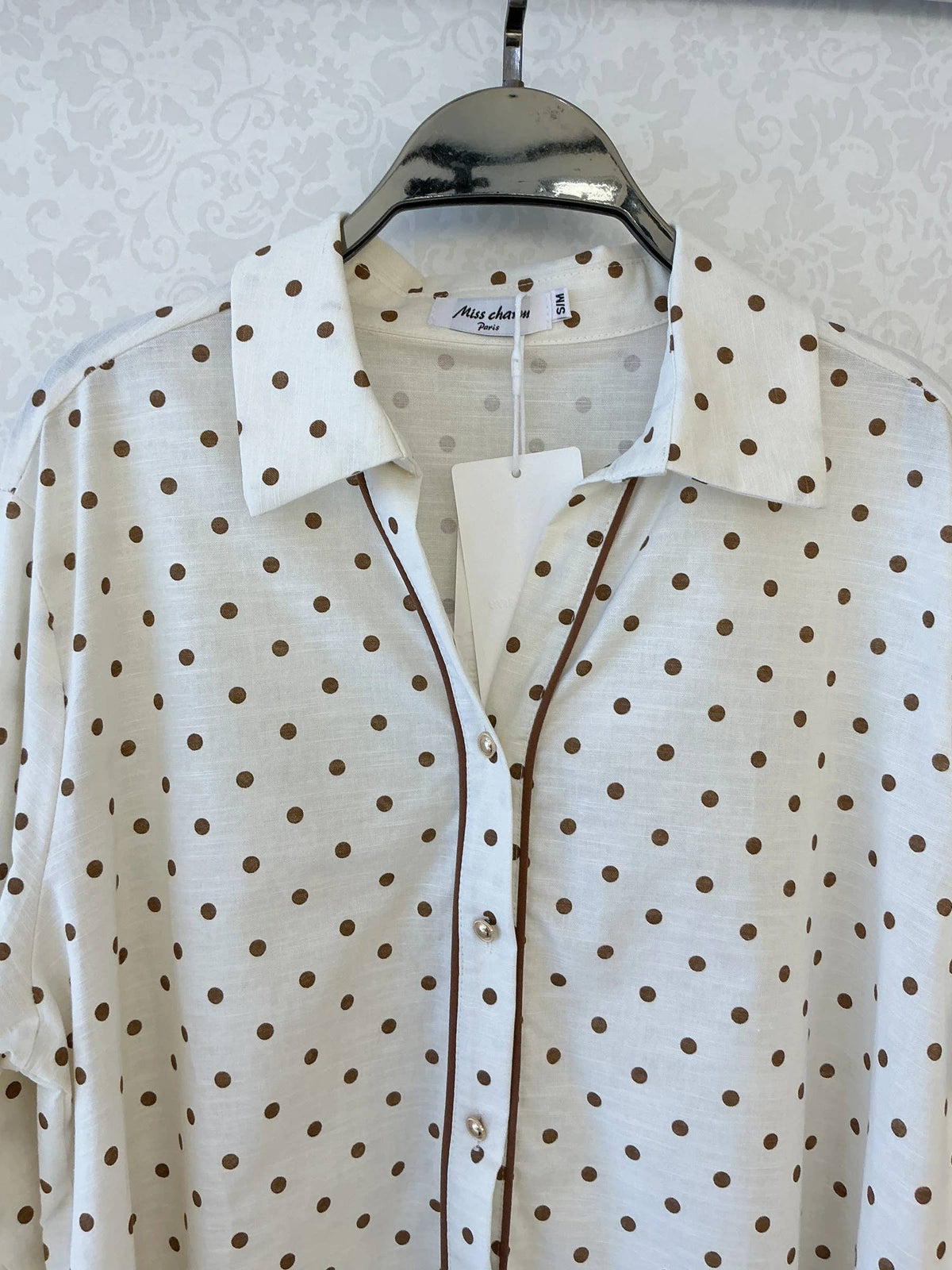 Fließende, gepunktete Bluse – Zeitlose Eleganz