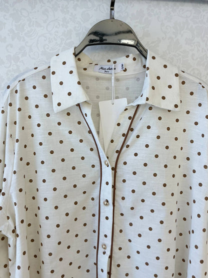 Fließende, gepunktete Bluse – Zeitlose Eleganz