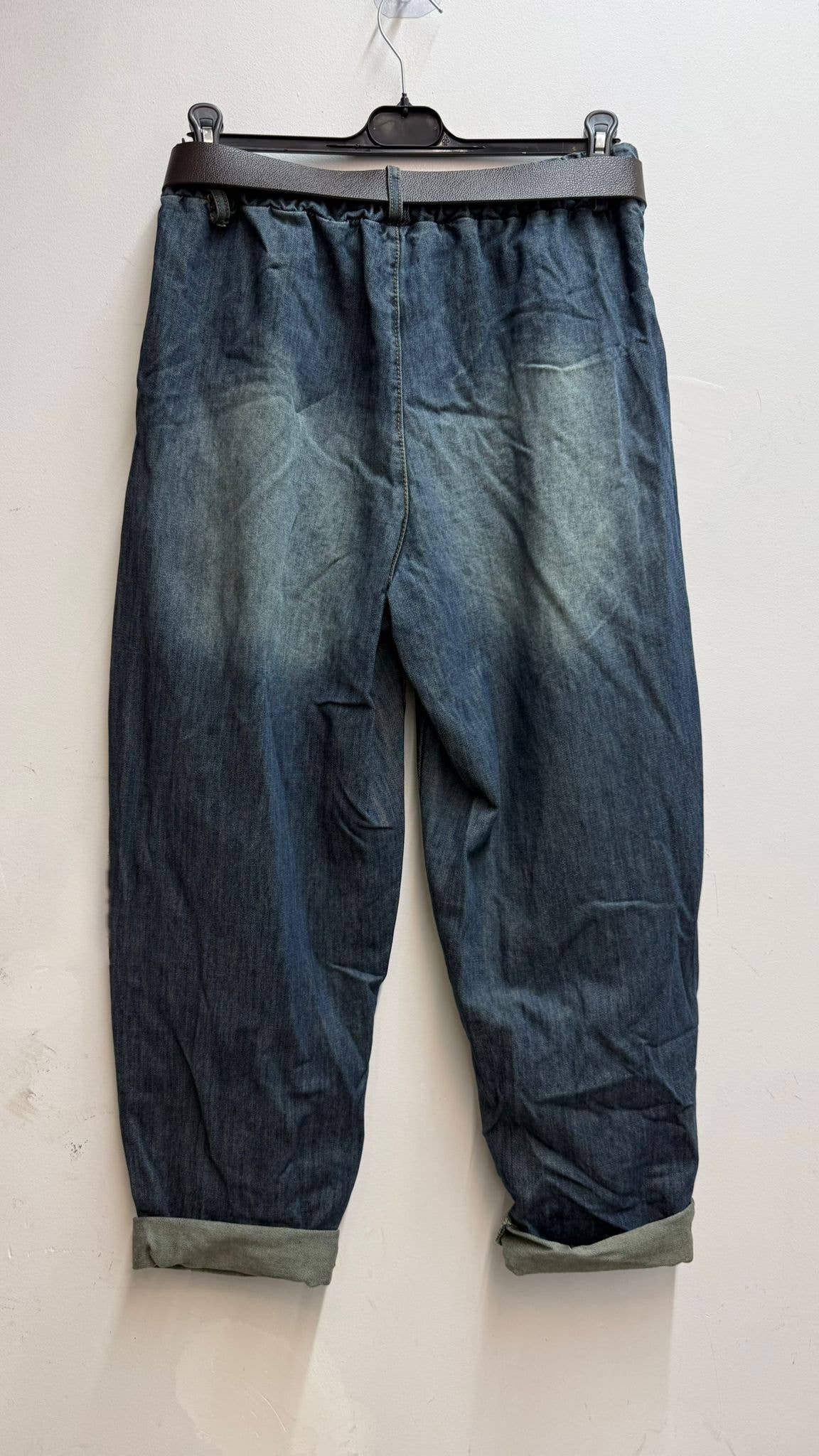 Weite Jeans mit elastischem Bund und Gürtel