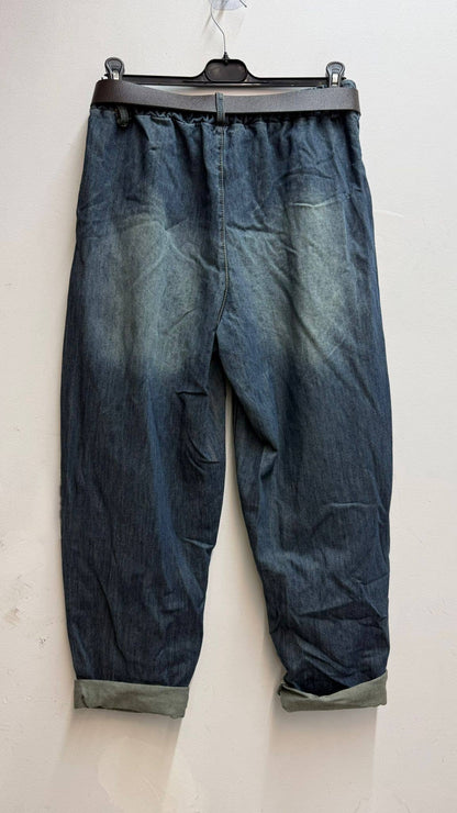 Weite Jeans mit elastischem Bund und Gürtel