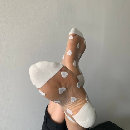 Laure transparente Socken mit weißen Herzen