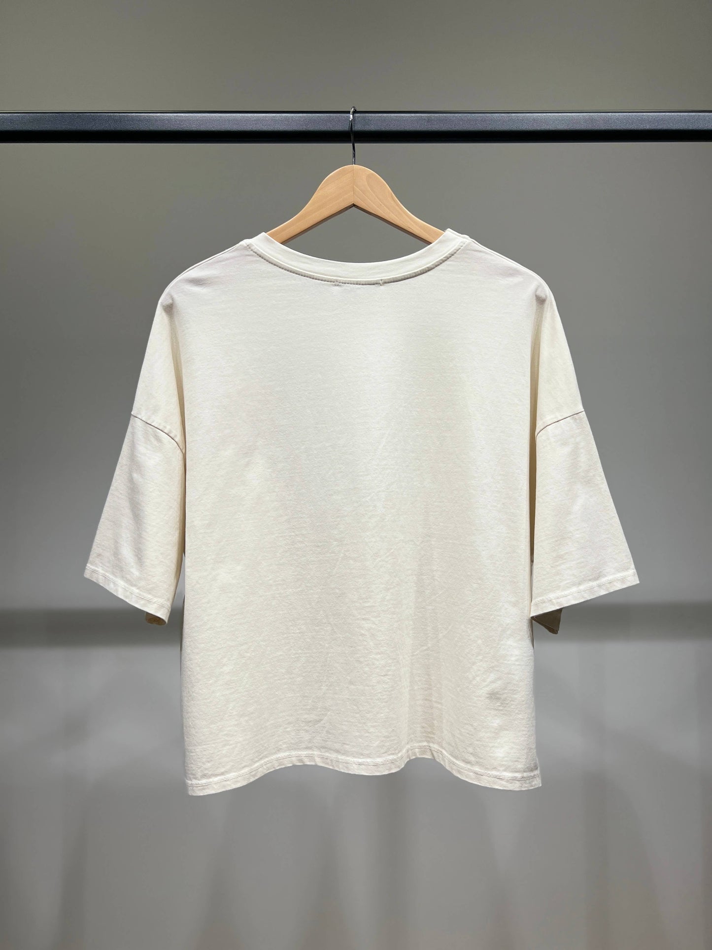 Lockeres kurzes T-Shirt mit kurzen Ärmeln und bestickter Blume, 100 % Baumwolle