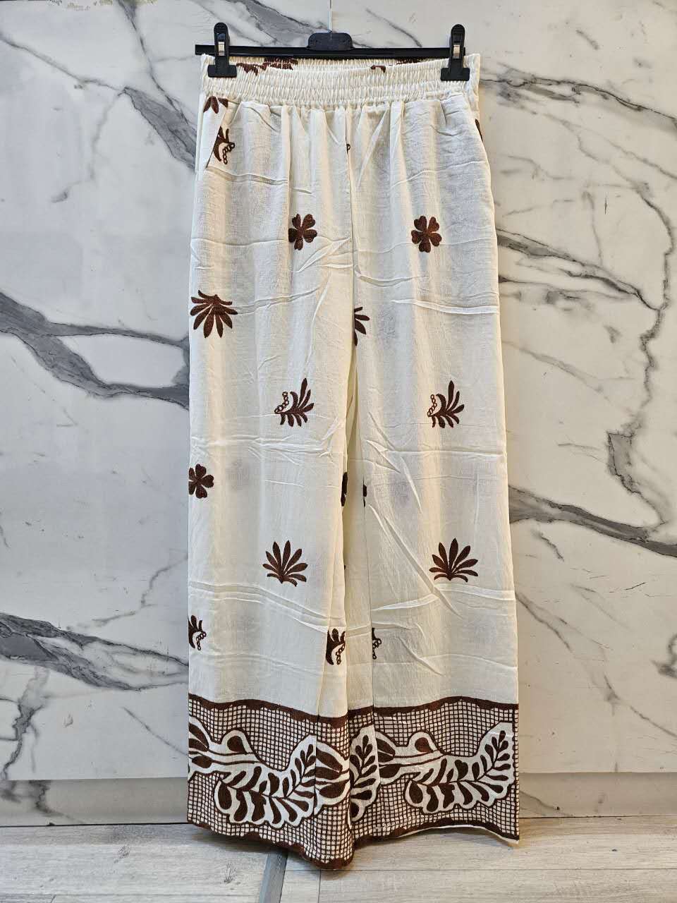 Gesticktes Ensemble: ärmelloses Top und weite Hose
