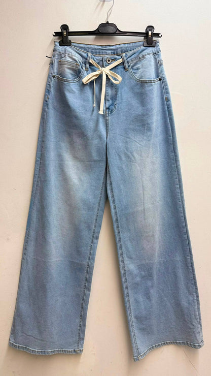 Weite Damenjeans mit klassischer Taille und Bindeband zum Knoten