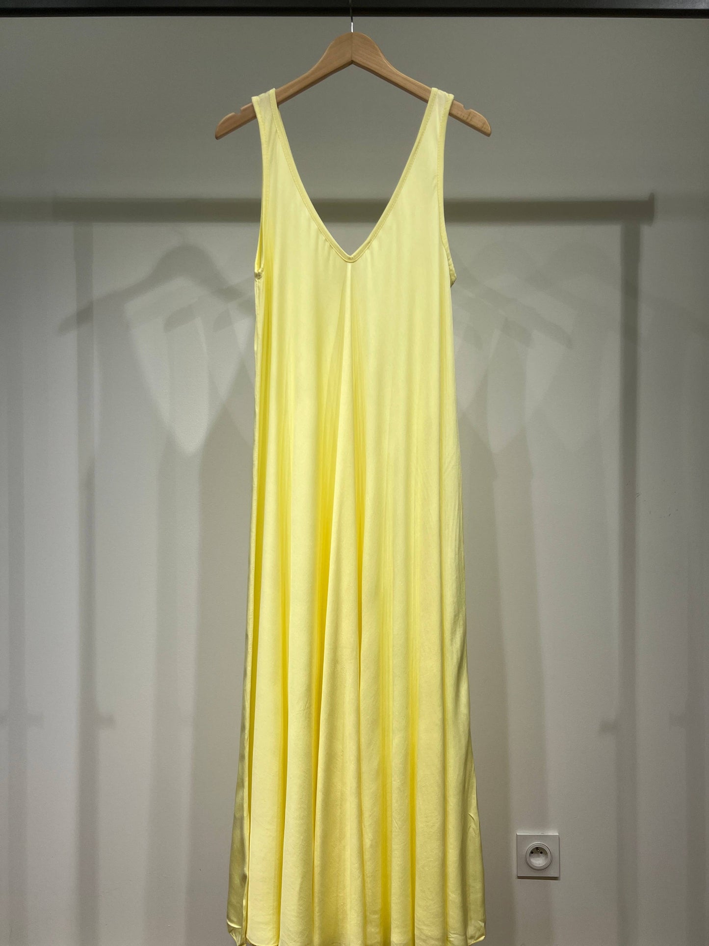 Maxikleid mit V-Ausschnitt und breiten Trägern