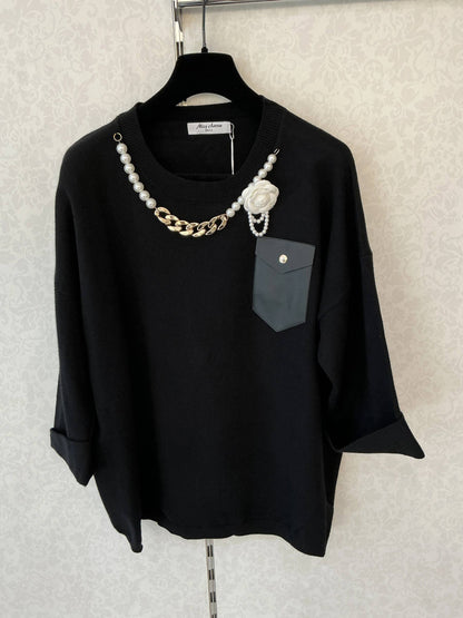 Schmuckpullover – Perlen, goldene Kette & Blume