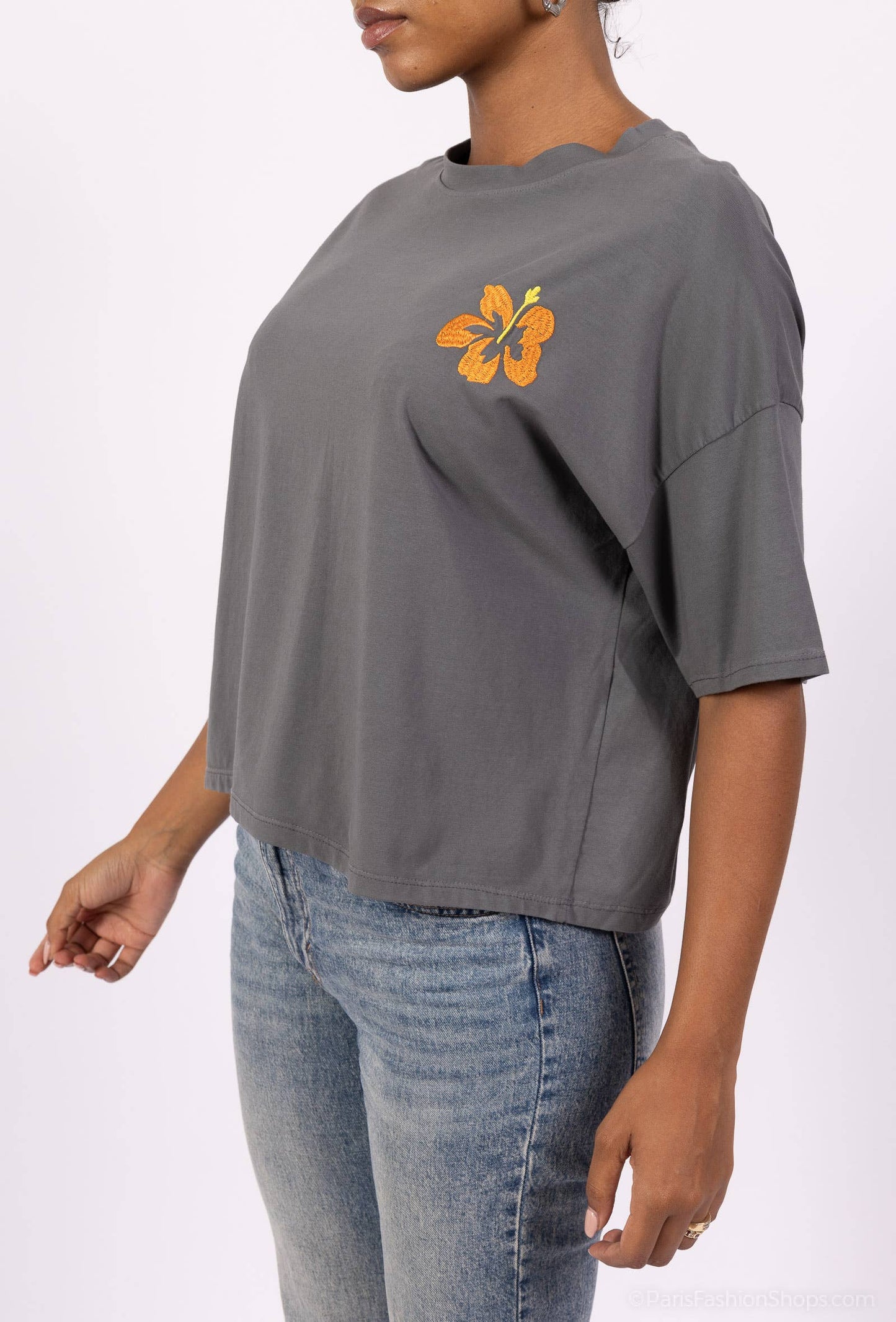 Lockeres kurzes T-Shirt mit kurzen Ärmeln und bestickter Blume, 100 % Baumwolle
