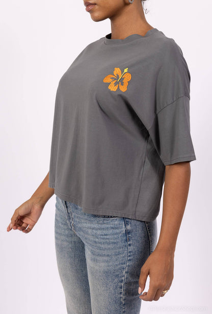 Lockeres kurzes T-Shirt mit kurzen Ärmeln und bestickter Blume, 100 % Baumwolle