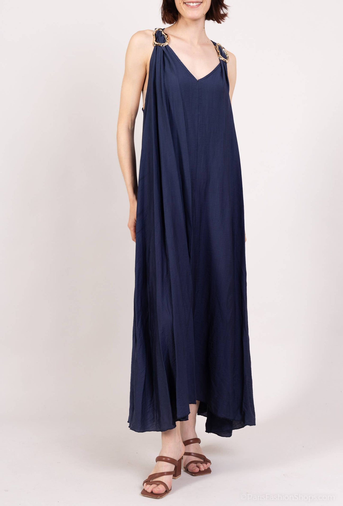 Trägerkleid mit goldener dekorativer Schnalle
