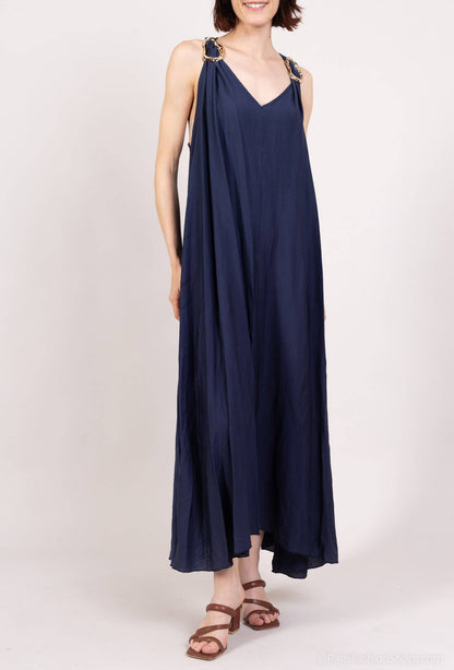 Trägerkleid mit goldener dekorativer Schnalle