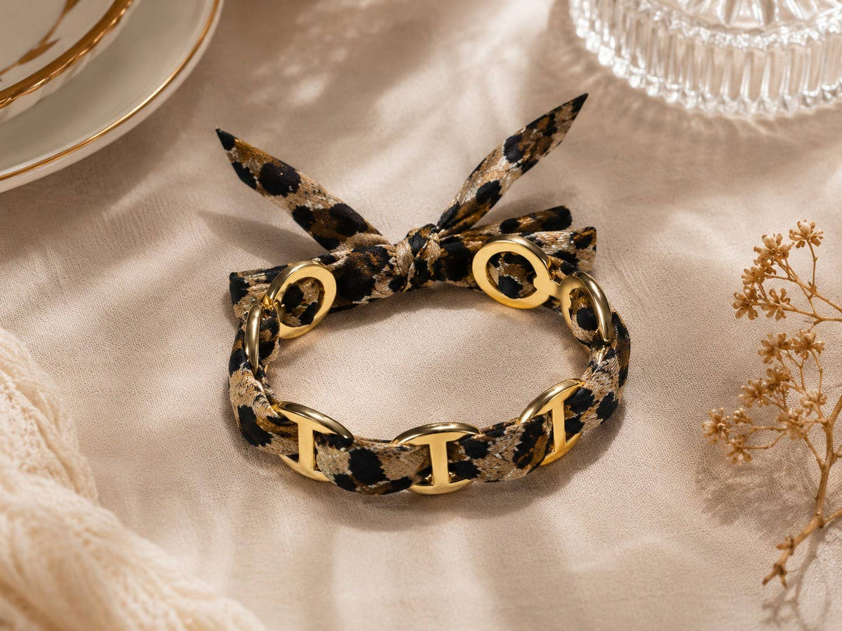 Geflochtenes, goldfarbenes Kettenarmband mit bedrucktem Stoffmuster