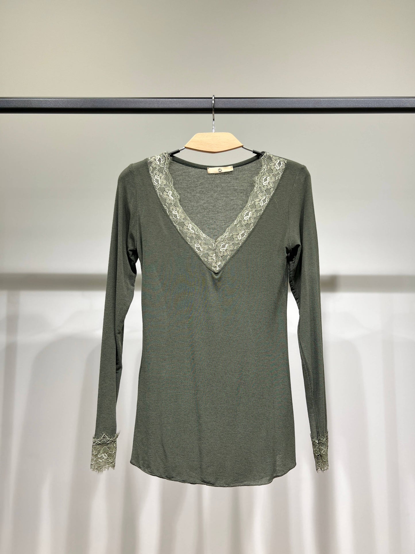 Leichtes V-Ausschnitt Langarmshirt mit Spitze 15% Kaschmir