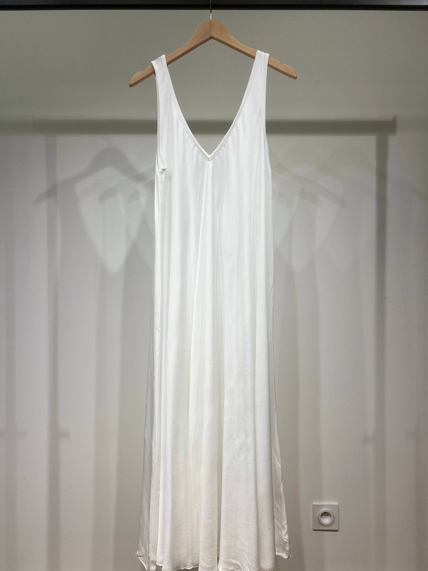 Maxikleid mit V-Ausschnitt und breiten Trägern