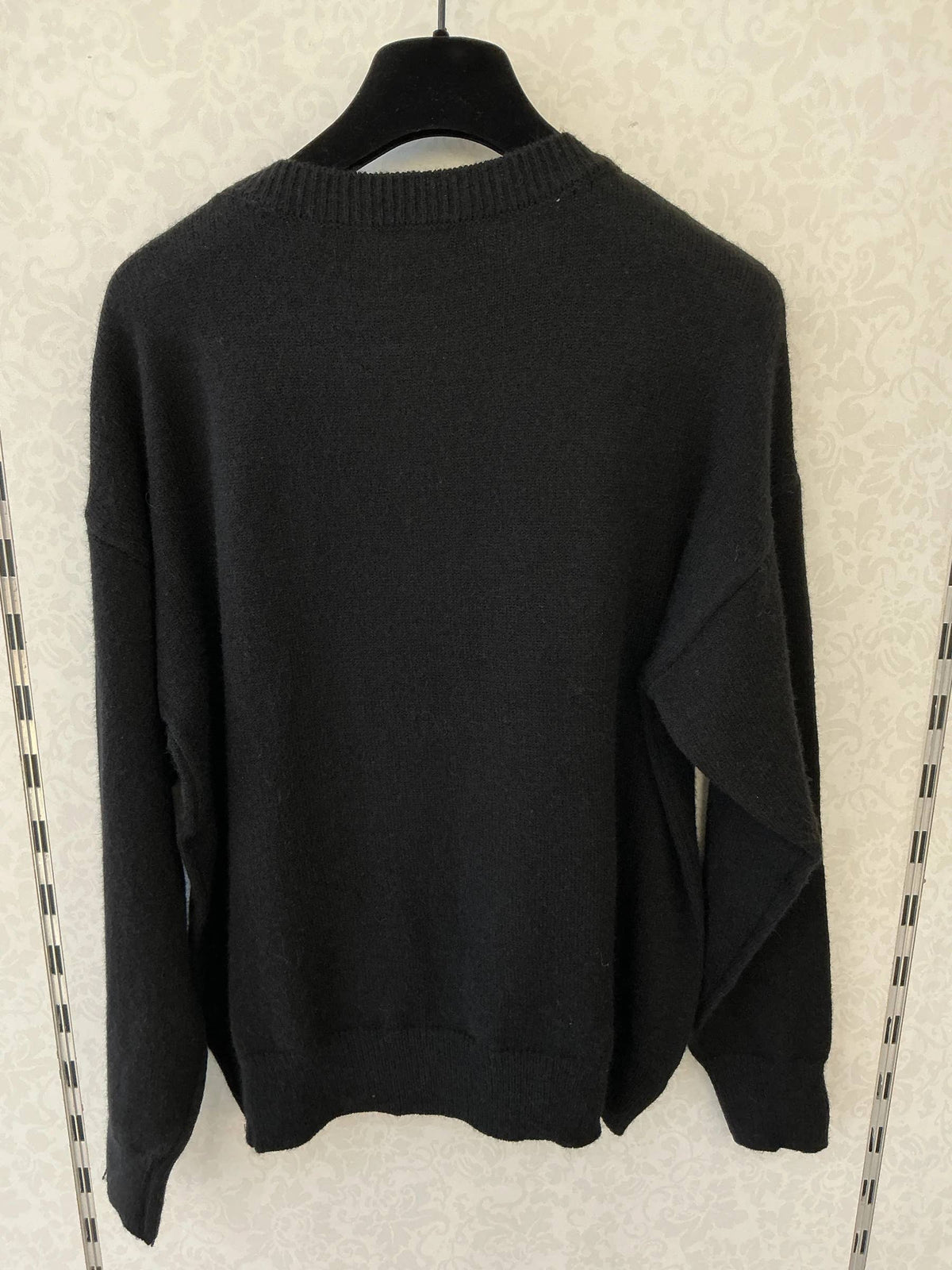Oversize schwarzer Pullover mit strassbesetzter Leopardenlippe