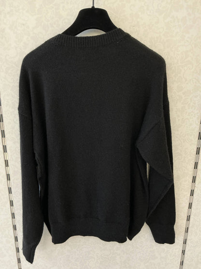 Oversize schwarzer Pullover mit strassbesetzter Leopardenlippe