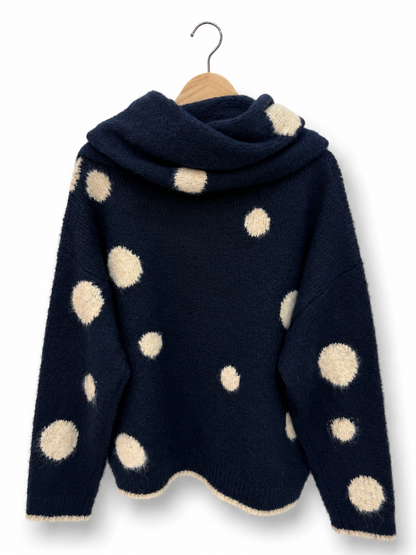 Strickpullover mit passendem Schal – Gepunktete Kollektion