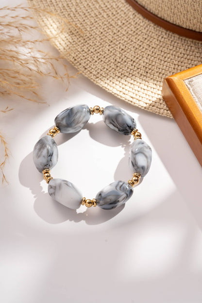 Elastisches Armband mit marmorierten Harzperlen und Edelstahl: Khaki