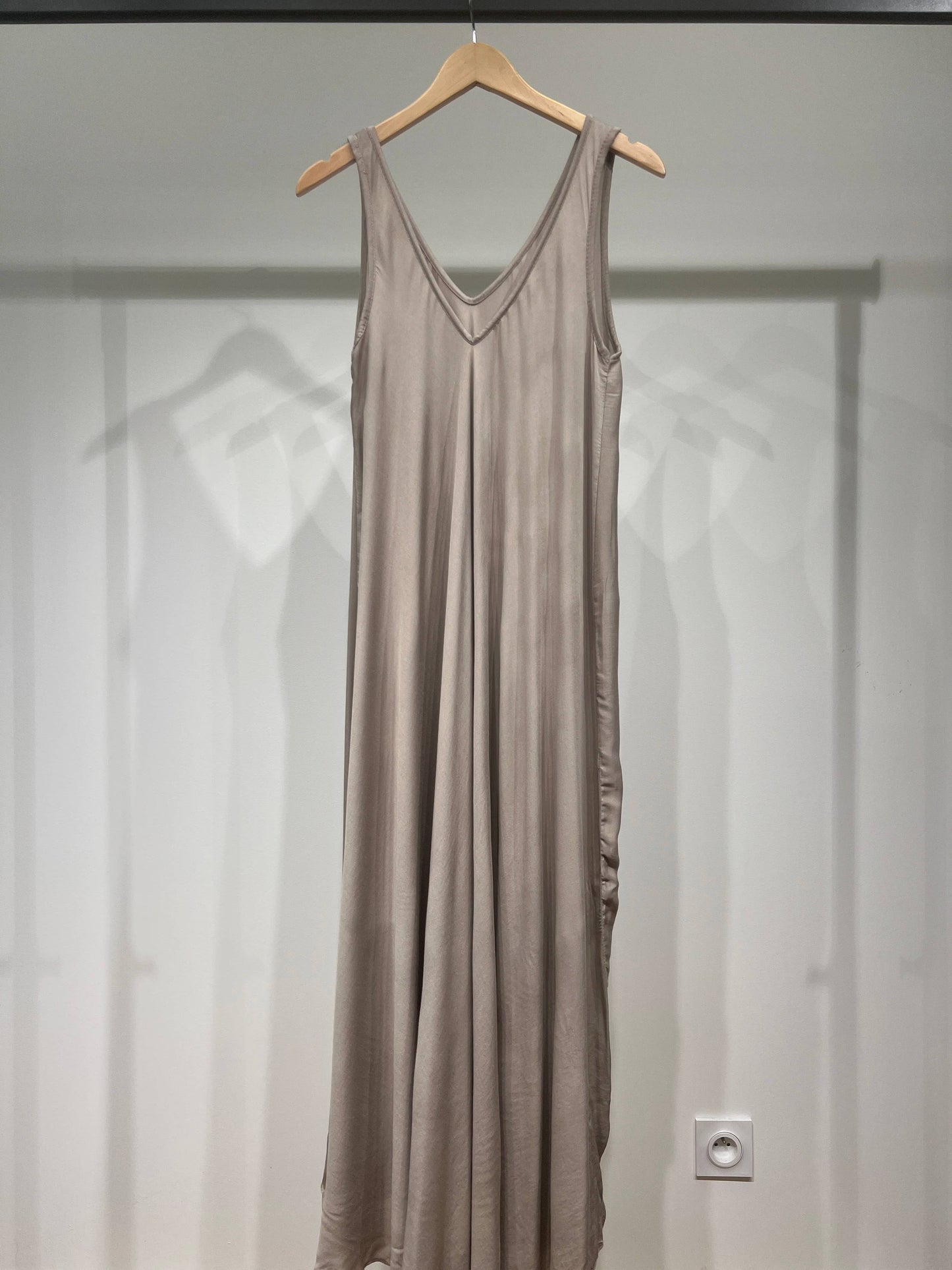 Maxikleid mit V-Ausschnitt und breiten Trägern