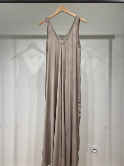 Maxikleid mit V-Ausschnitt und breiten Trägern