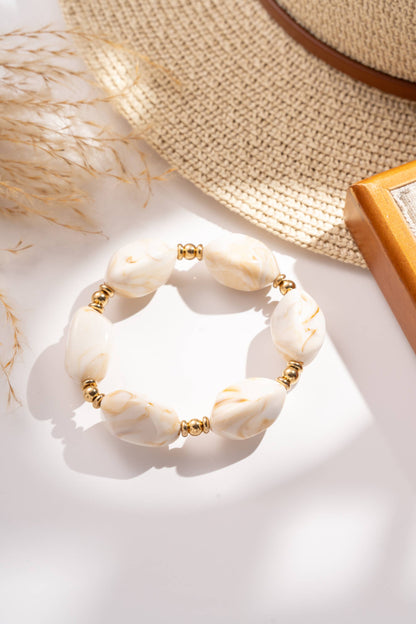Elastisches Armband mit marmorierten Harzperlen und Edelstahl: Ecru