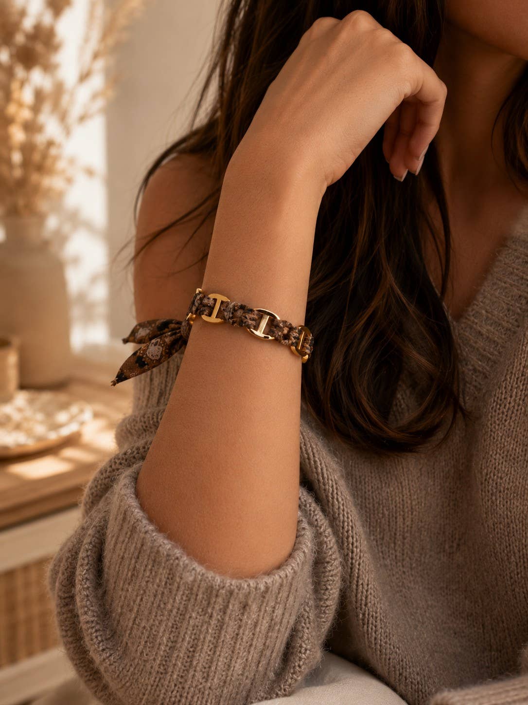 Geflochtenes, goldfarbenes Kettenarmband mit bedrucktem Stoffmuster
