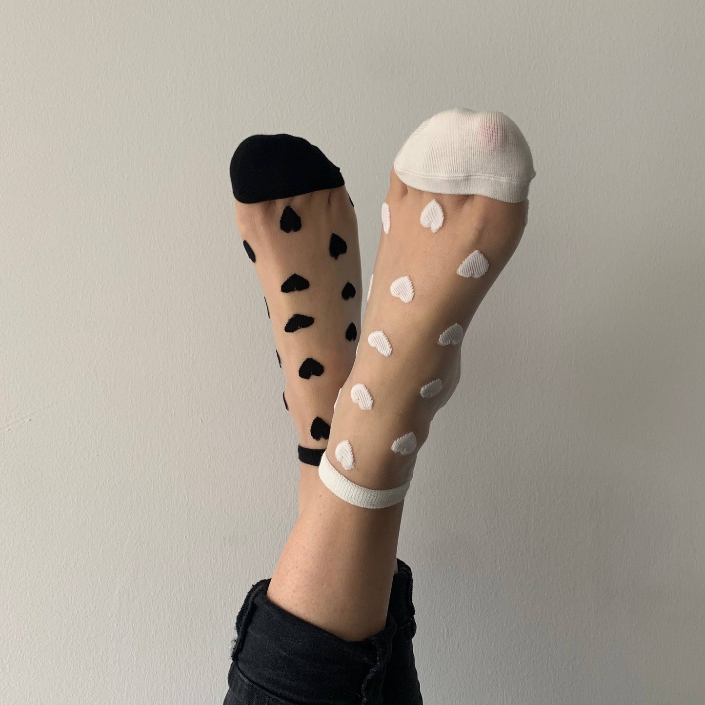 Laure transparente Socken mit weißen Herzen