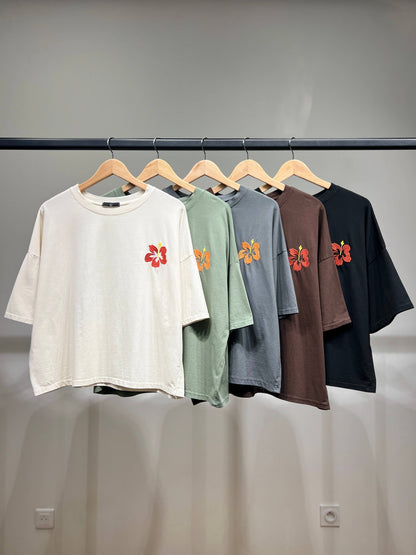 Lockeres kurzes T-Shirt mit kurzen Ärmeln und bestickter Blume, 100 % Baumwolle