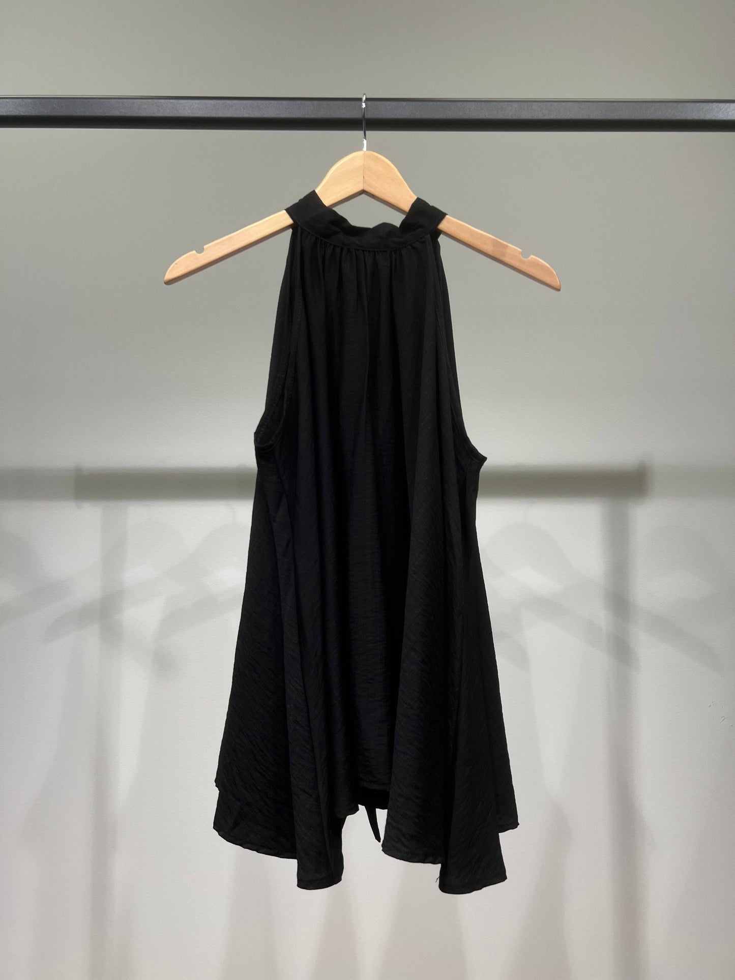 Weites Halter-Top, ärmellos, rückenfrei, mit Bindung, ausgestellter Schnitt