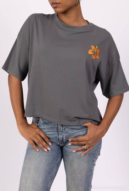 Lockeres kurzes T-Shirt mit kurzen Ärmeln und bestickter Blume, 100 % Baumwolle