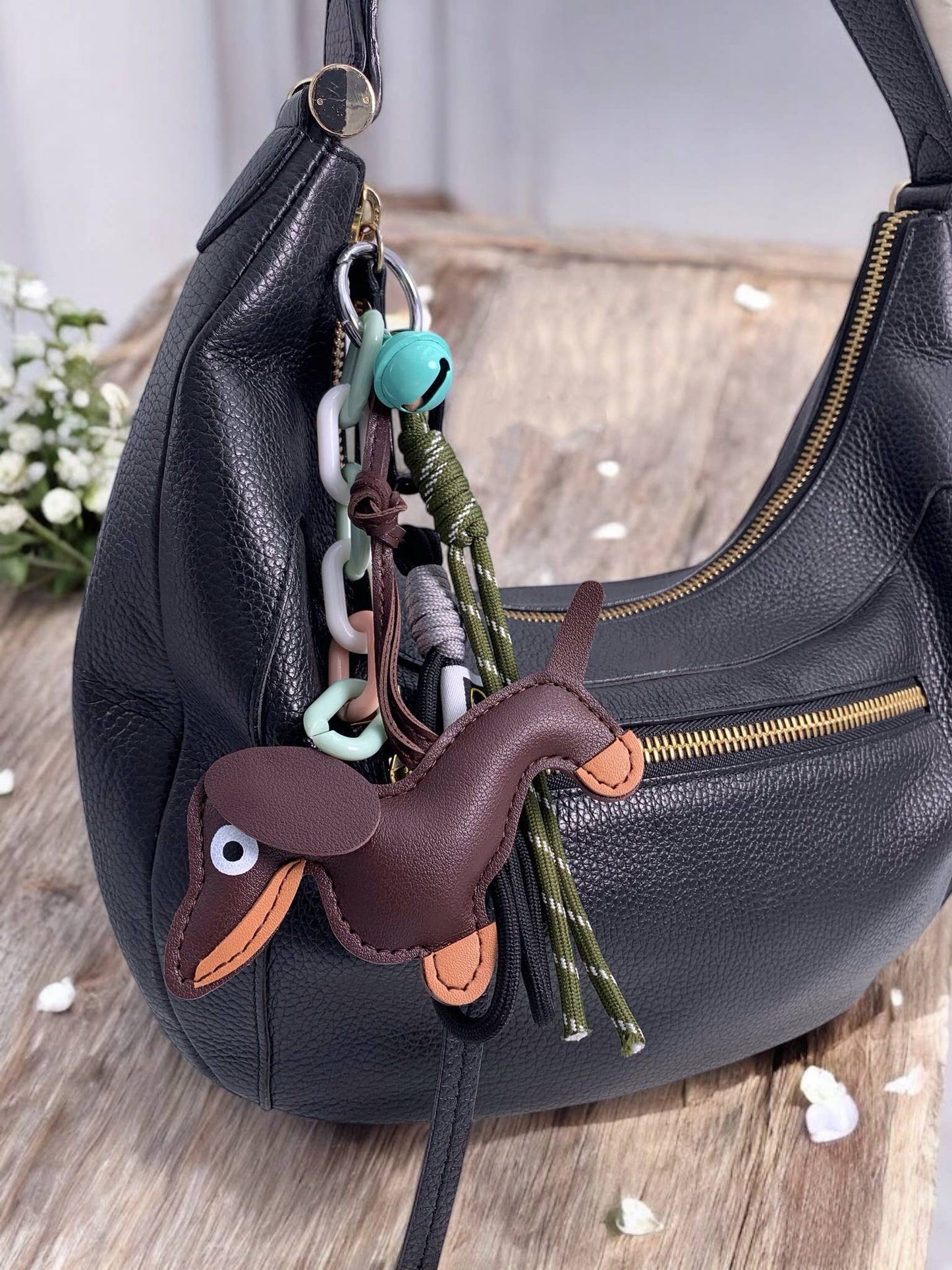 Taschenanhänger und Schlüsselanhänger Hund Dackel und Glöckchen