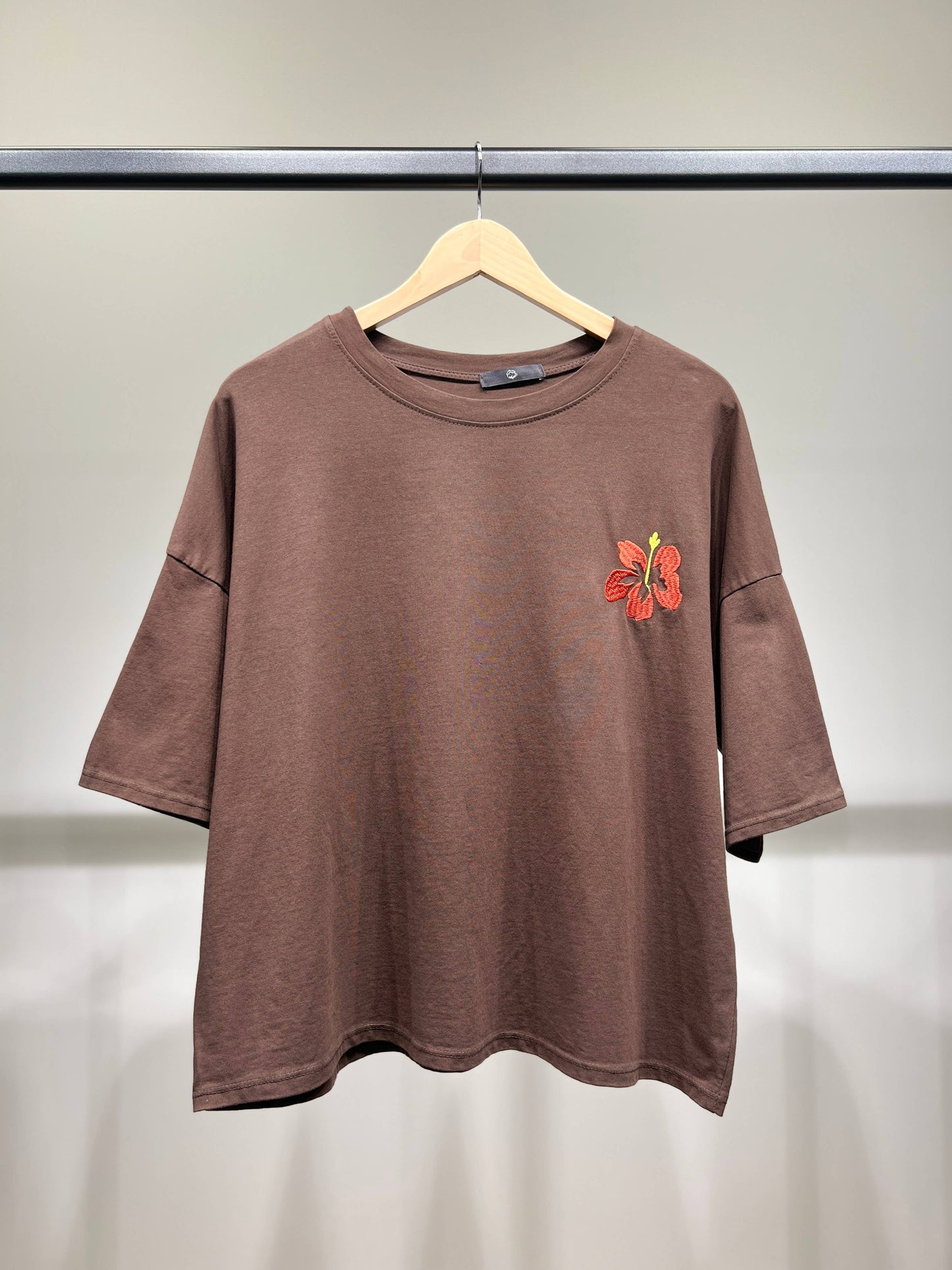 Lockeres kurzes T-Shirt mit kurzen Ärmeln und bestickter Blume, 100 % Baumwolle