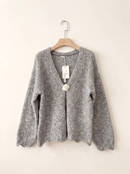 Oversize-Strickgilet mit Blumenbrosche  Grau