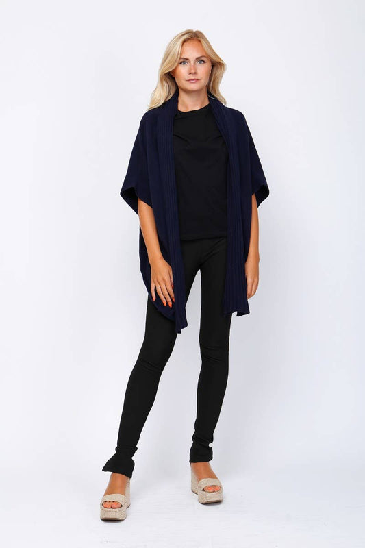 Damen-Strickweste im Cape-Stil – Dekorative Knöpfe
