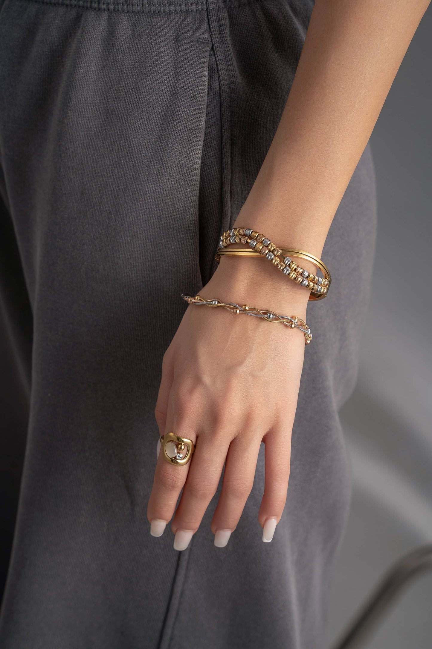 Vergoldetes Armband aus Stahl mit eleganter Textur und zeitlosem Glanz