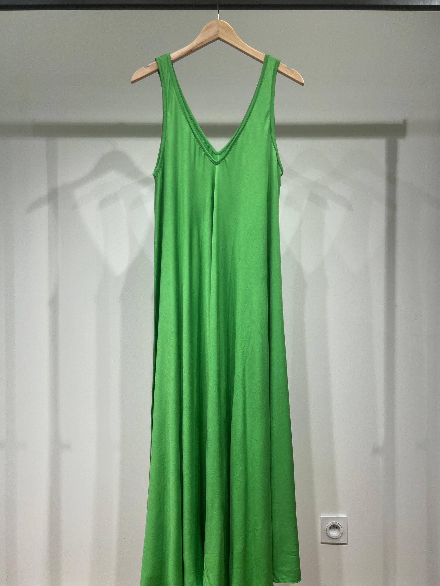 Maxikleid mit V-Ausschnitt und breiten Trägern