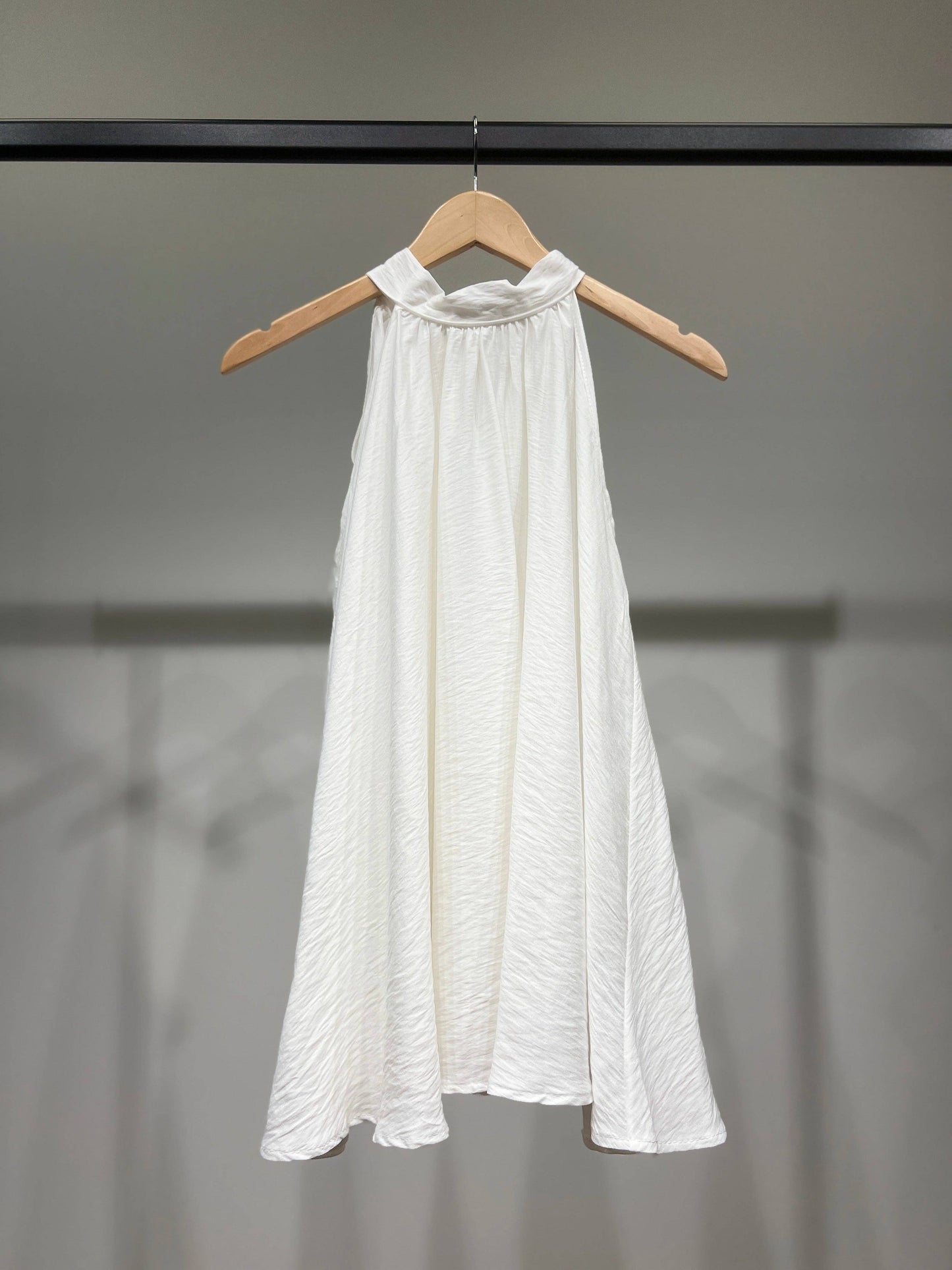 Weites Halter-Top, ärmellos, rückenfrei, mit Bindung, ausgestellter Schnitt