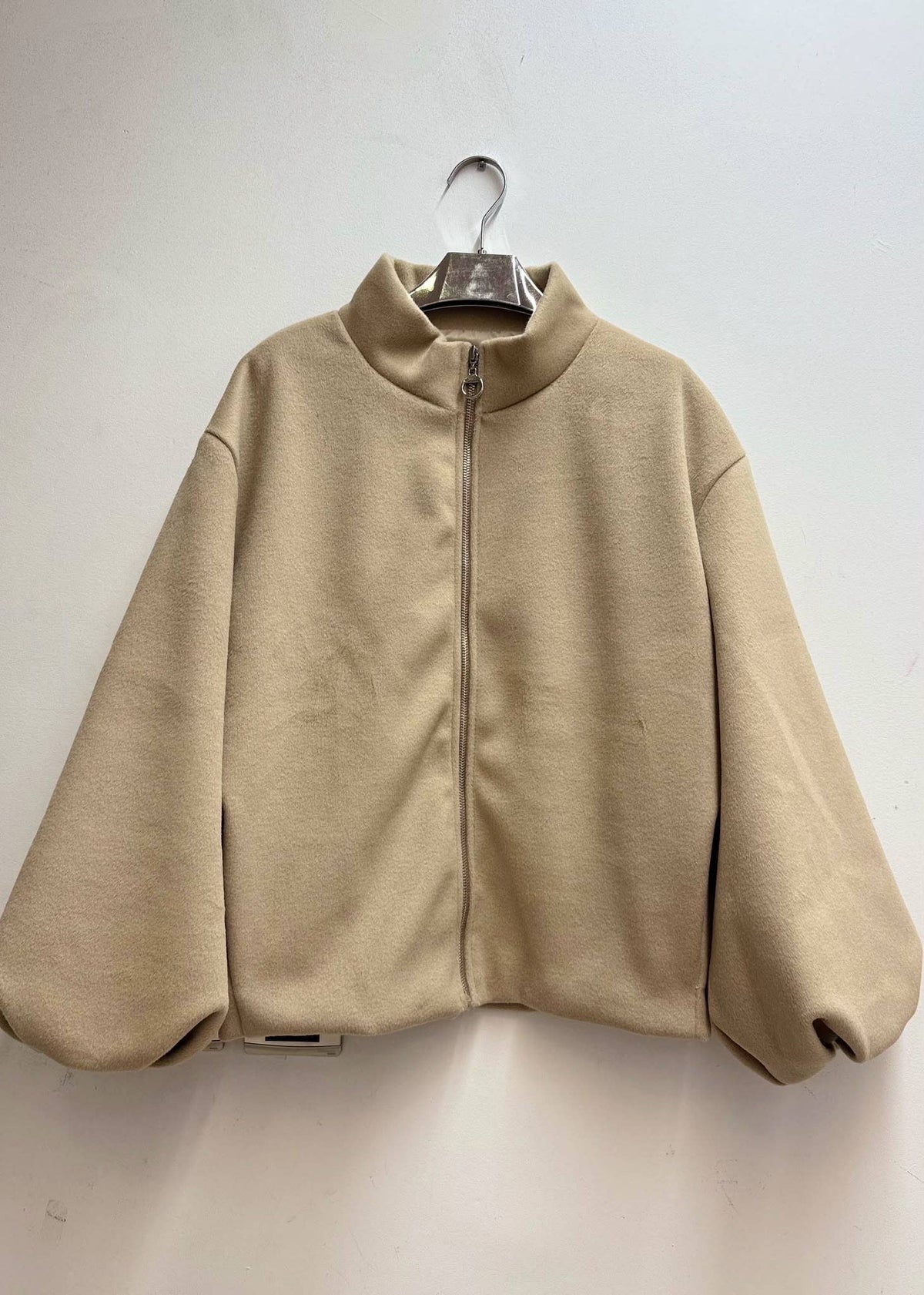 Reißverschlussjacke mit Stehkragen und Ballonärmeln