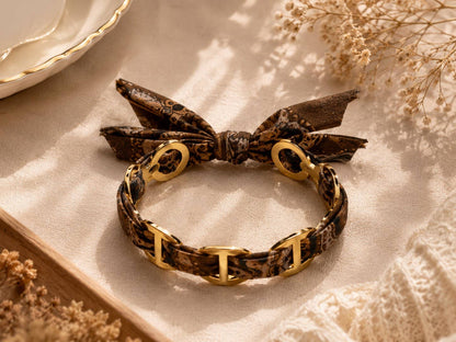 Geflochtenes, goldfarbenes Kettenarmband mit bedrucktem Stoffmuster