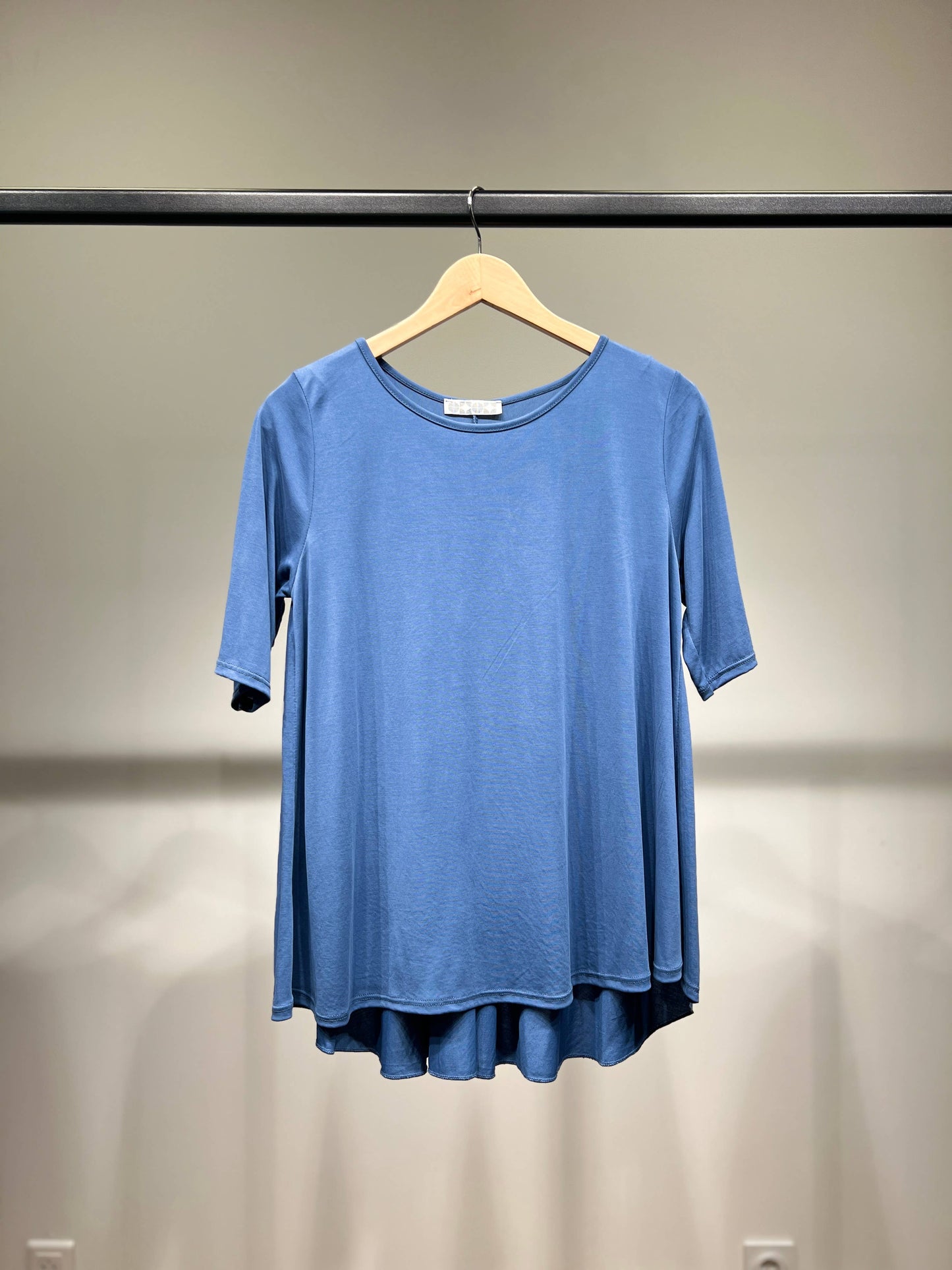 Fließendes T-Shirt mit Glockenärmel aus Viskose-Polyester