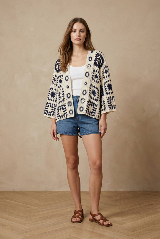 Kurze Boho-Häkelstrickjacke Carigan